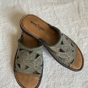Minnetonka Women's Floral Cutout Sandals in Gray